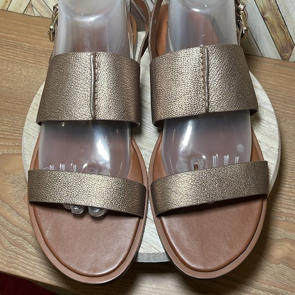 NATURLIZER Leather Fairfax Slingback Sandals Gold & Brown Travel Vacation Comfy - Picture 2 of 9